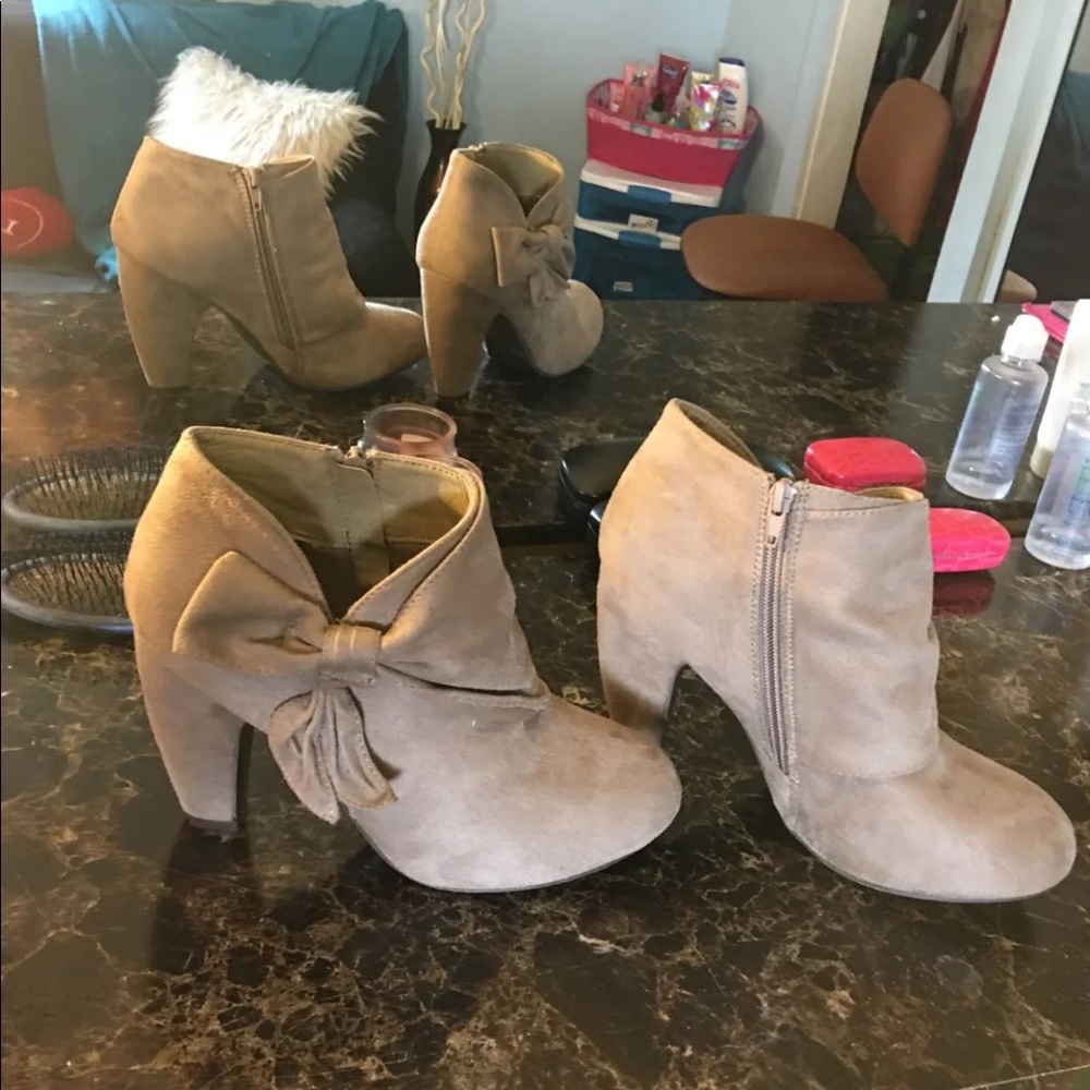 Grey heels with bow on side